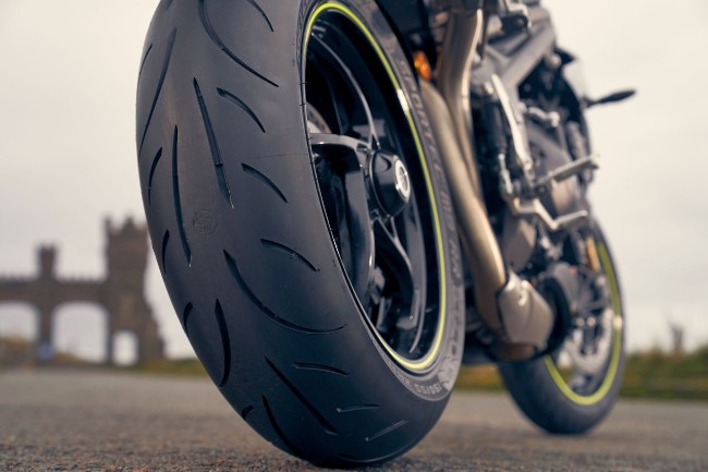 Gomma moto forata: come riparare uno pneumatico a terra con il kit di  riparazione e la bomboletta. Video - Motociclismo