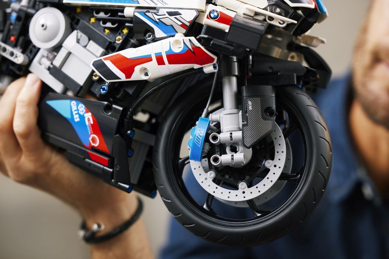 BMW M 1000 RR LEGO Technic: la più grande moto di LEGO - Dueruote