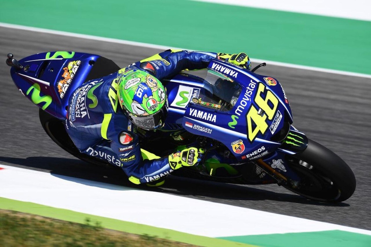 Valentino Rossi le regala a la familia de Nicky Hayden el casco que llevó  en Mugello - Motorbike Magazine