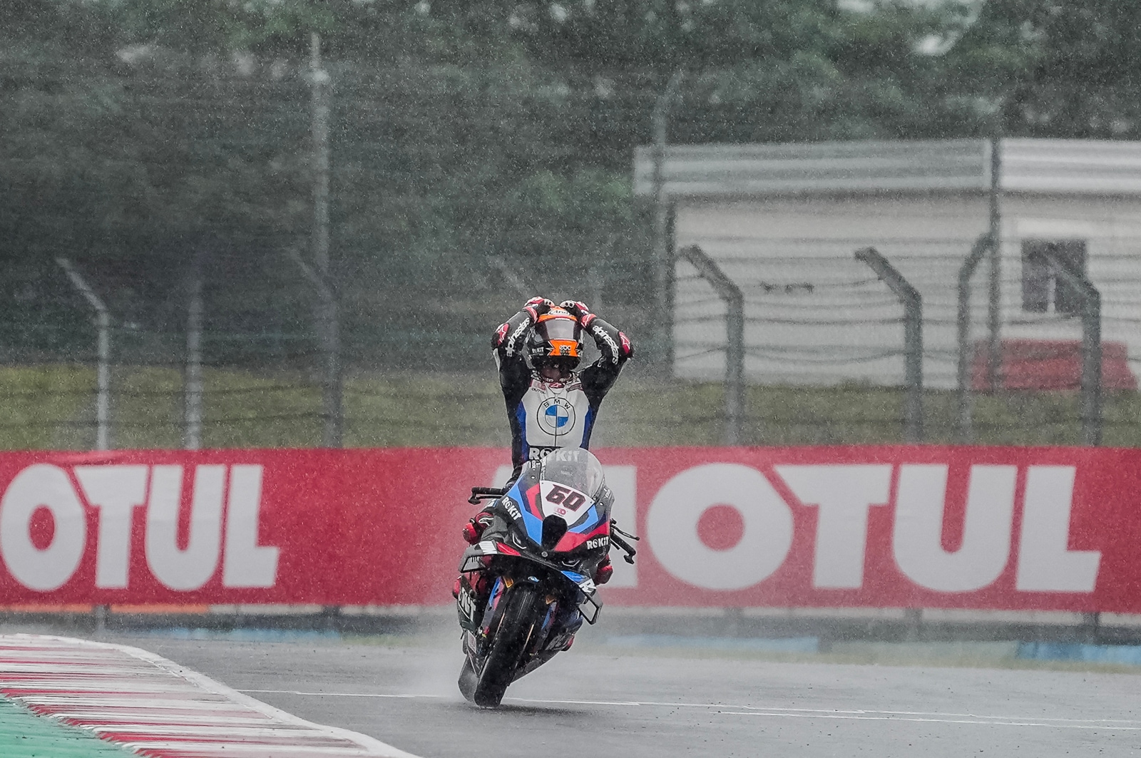 WorldSBK: a van der Mark la vittoria nella Gara1 bagnata a Magny-Cours