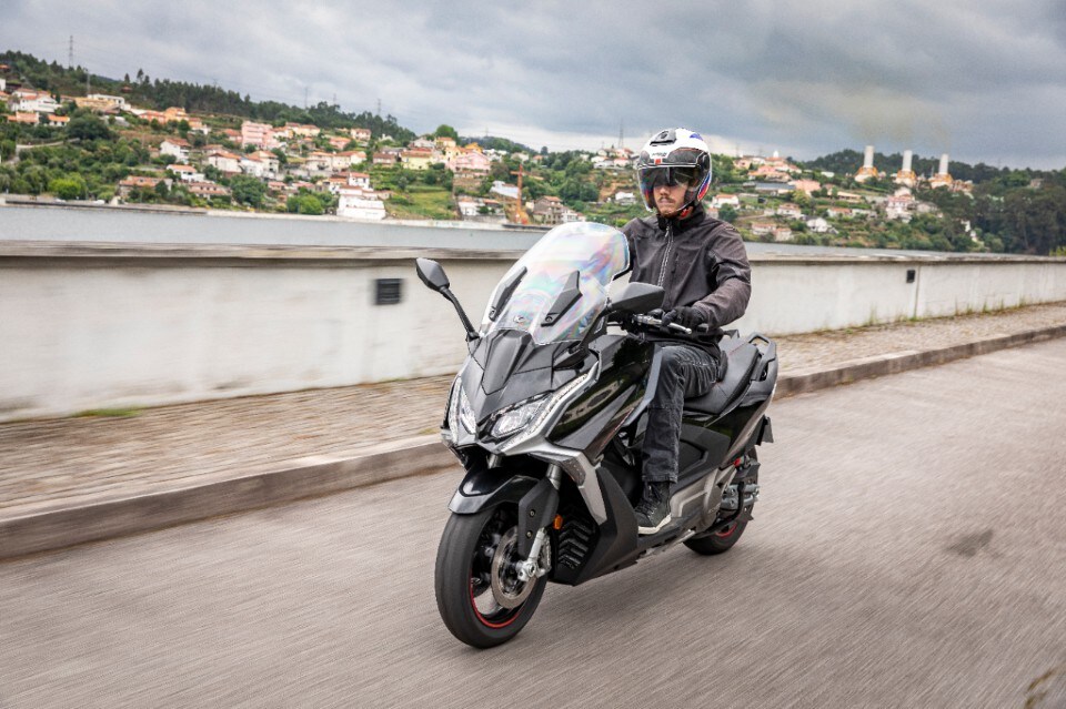 Kymco AK 550 Premium Prezzo, Scheda Tecnica E Foto | Dueruote